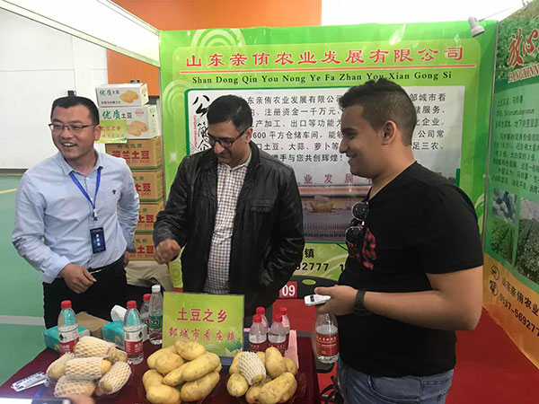 总经理赵建华与国外客户