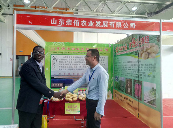 总经理赵建华与国外客户